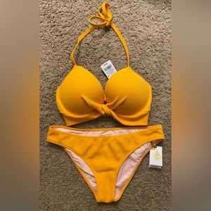 💛Bikini💛NWT💛Top 34DD💛double hook closure💛bottom full coverage Medium💛